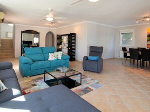 Möbel, Azurblau, Tabelle, Couch, Beleuchtung, Interior Design, Wohnzimmer, Fussboden, Flooring, Wand