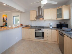 Countertop, Cabinetry, Sinken, Zapfhahn, Eigentum, Spüle, Küche, Armatur, Herd, Holz