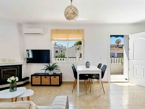 Plante, Bâtiment, Jour, Propriété, L'Eau, Ciel, Bleu, Bleu Azur, Arbre, Arecales