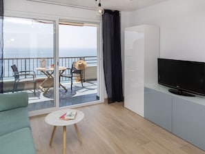 Meubles, Bâtiment, Bois, Design Intérieur, Table, Sol, Sol, Ombre, Salon, Confort