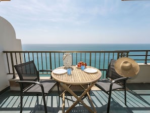 L'Eau, Ciel, Nuage, Table, Meubles, Propriété, Chaise, Bleu Azur, Mobilier De Jardin, Bois