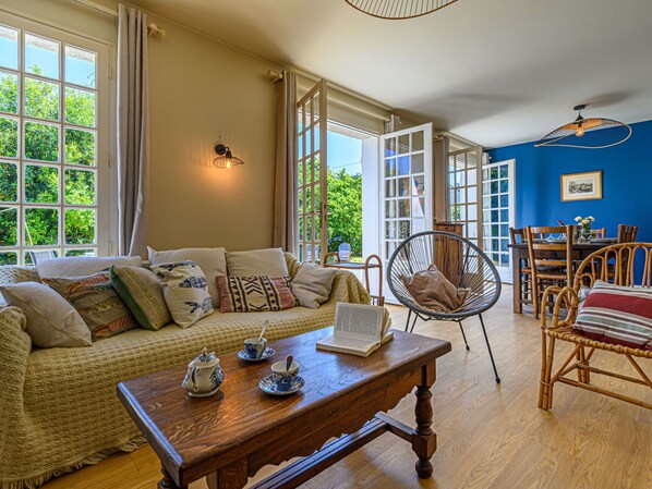 Meubles, Propriété, Table, Bleu, Canapé, Fenêtre, Bois, Design Intérieur, Éclairage, Plante