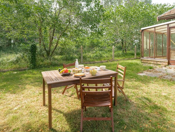 Wolke, Tabelle, Himmel, Möbel, Eigentum, Stuhl, Gebäude, Wasser, Gartenmöbel, Interior Design