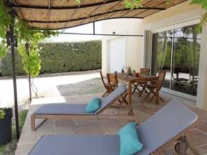 Nuage, Table, Ciel, Meubles, Propriété, Chaise, Bâtiment, L'Eau, Mobilier De Jardin, Design Intérieur