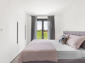 Wolke, Tabelle, Himmel, Möbel, Eigentum, Stuhl, Gebäude, Wasser, Gartenmöbel, Interior Design