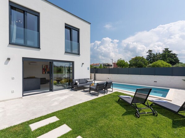 Wolke, Tabelle, Himmel, Möbel, Eigentum, Stuhl, Gebäude, Wasser, Gartenmöbel, Interior Design