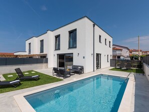 Nuage, Table, Ciel, Meubles, Propriété, Chaise, Bâtiment, L'Eau, Mobilier De Jardin, Design Intérieur