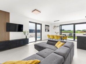 Wolke, Tabelle, Himmel, Möbel, Eigentum, Stuhl, Gebäude, Wasser, Gartenmöbel, Interior Design