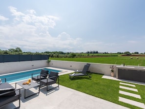 Wolke, Tabelle, Himmel, Möbel, Eigentum, Stuhl, Gebäude, Wasser, Gartenmöbel, Interior Design