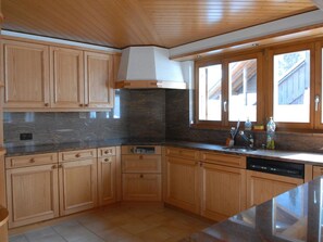 Marron, Cabinetry, Comptoir, Propriété, Robinet, Évier, Evier, Fenêtre, Cuisine, Bois