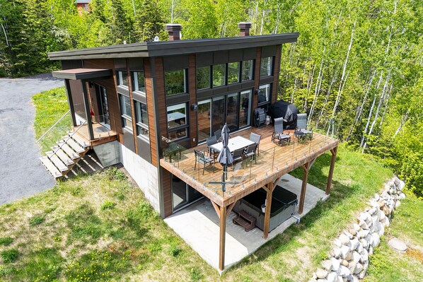 Gorgeous large house with spectacular view of the river