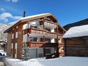 Himmel, Gebäude, Schnee, Eigentum, Fenster, Holz, Wolke, Haus, Steigung, Baum