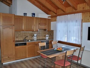 Möbel, Cabinetry, Eigentum, Countertop, Tabelle, Holz, Stuhl, Küche, Herd, Interior Design