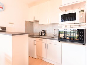 Cabinetry, Countertop, Küchengerät, Haushaltsgerät, Herd, Küche, Gebäude, Holz, Interior Design, Major Appliance