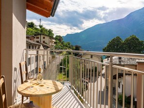 Sky, Mountain, Daytime, Building, Plant, Natural Landscape, House, Vegetation, Highland, Tree