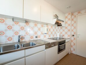 Evier, Cabinetry, Propriété, Évier, Robinet, Comptoir, Luminaire Plomberie, Cuisine, Bois, Design Intérieur