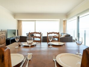 Table, Meubles, Propriété, Bâtiment, Plante, Fenêtre, Canapé, Chaise, Bois, Design Intérieur