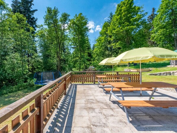 Ciel, Plante, Propriété, Nuage, Arbre, Ombre, Paysage Naturel, Bois, Mobilier De Jardin, Extérieur Banc