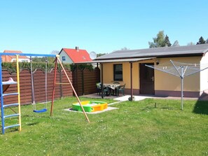 Himmel, Gebäude, Fenster, Schatten, Grundstueck, Haus, Gras, Grundeigentum, Hütte, Landschaft