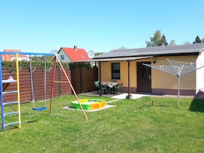 Himmel, Gebäude, Fenster, Schatten, Grundstueck, Haus, Gras, Grundeigentum, Hütte, Landschaft