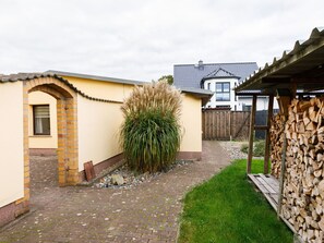 Himmel, Eigentum, Wolke, Fenster, Pflanze, Holz, Gebäude, Grundstueck, Gras, Strassenbelag