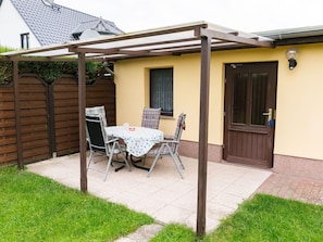Gebäude, Tabelle, Pflanze, Schatten, Holz, Baum, Interior Design, Grundstueck, Stuhl, Strassenbelag