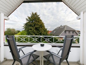Himmel, Möbel, Eigentum, Gebäude, Wolke, Tabelle, Stuhl, Veranda, Schatten, Tisch Im Freien