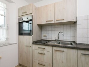 Cabinetry, Spüle, Gebäude, Countertop, Eigentum, Zapfhahn, Sinken, Fenster, Küche, Holz