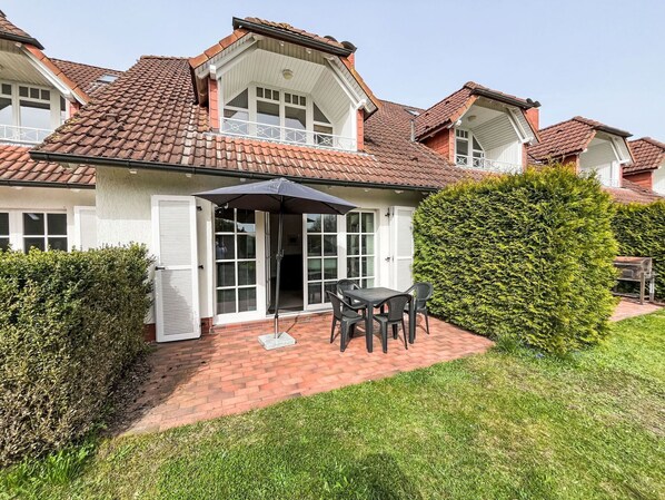 Sky, Property, Plant, Window, Building, Land Lot, House, Grass, Cottage, Residential Area