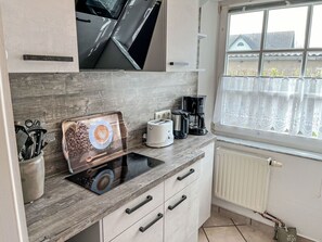Eigentum, Cabinetry, Küche, Gebäude, Countertop, Küchengerät, Holz, Interior Design, Herd, Schublade