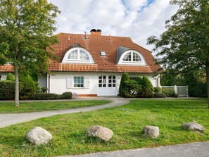 Pflanze, Himmel, Gebäude, Eigentum, Wolke, Fenster, Baum, Grundstueck, Gras, Haus