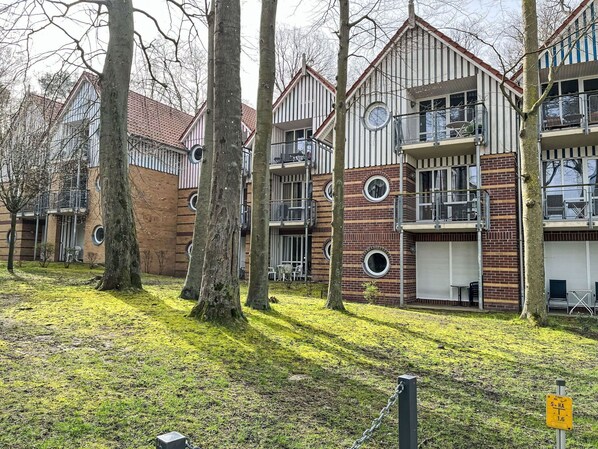 Bâtiment, Propriété, Fenêtre, Plante, Arbre, Architecture, Lot Terre, Maison, Herbe, Zone Résidentielle