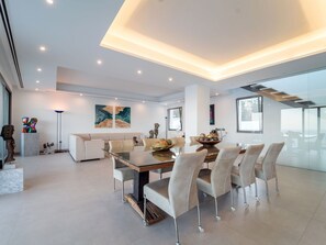 Möbel, Gebäude, Tabelle, Holz, Stuhl, Zimmerpflanze, Halle, Fussboden, Wohnzimmer, Flooring