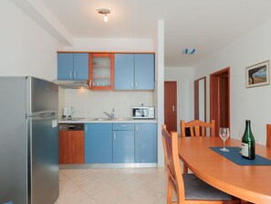 Kitchen Sink, Sink, Cabinetry, Furniture, Tap, Building, Countertop, Picture Frame, Table, Kitchen