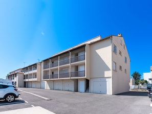 Ciel, Bâtiment, Roue, Véhicule, Voiture, Fenêtre, Design Urbain, Façade, Condominium
