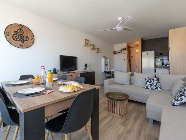 Table, Meubles, Ventilateur De Plafond, Bâtiment, Canapé, Bureau D'Ordinateur, Chaise, Bois