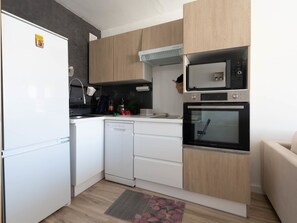 Cabinetry, Comptoir, Appareil De Cuisine, Électroménager, Cuisinière, Réfrigérateur, Cuisine, Bois, Sol, Design Intérieur