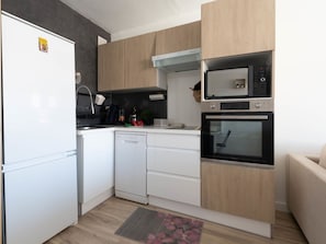 Cabinetry, Comptoir, Appareil De Cuisine, Électroménager, Cuisinière, Réfrigérateur, Cuisine, Bois, Sol, Design Intérieur
