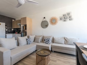 Table, Meubles, Canapé, Propriété, Blanc, Bois, Éclairage, Design Intérieur, Salon, Ventilateur De Plafond