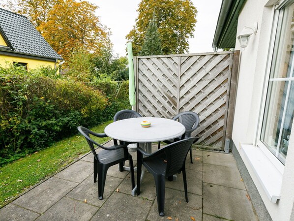 Plante, Propriété, Meubles, Table, Fenêtre, Bâtiment, Arbre, Jaune, Mobilier De Jardin, Tableau De Plein Air