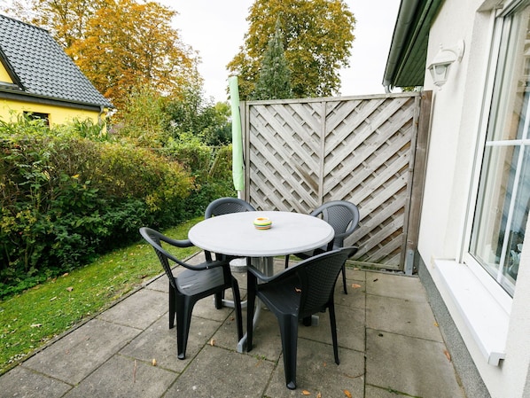 Plante, Propriété, Meubles, Table, Fenêtre, Bâtiment, Arbre, Jaune, Mobilier De Jardin, Tableau De Plein Air