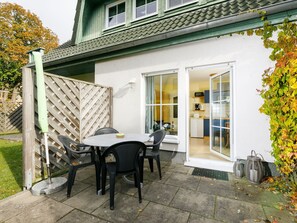 Plante, Propriété, Fenêtre, Bâtiment, Table, Chaise, Architecture, Ombre, Jaune, Arbre