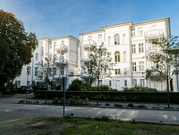 Cielo, Edificio, Planta, Tiempo De Día, Propiedad, Ventana, Nube, Árbol, Diseño Urbano, Barrio