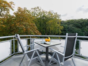 Meubles, Ciel, Table, Plante, Chaise, Mobilier De Jardin, Bois, Tableau De Plein Air, Arbre, Porche