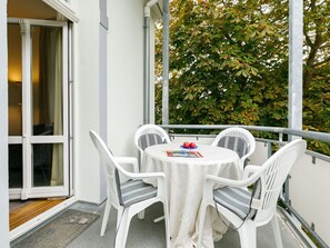 Table, Propriété, Meubles, Chaise, Fenêtre, Bâtiment, Design Intérieur, Ombre, Bois, Arbre