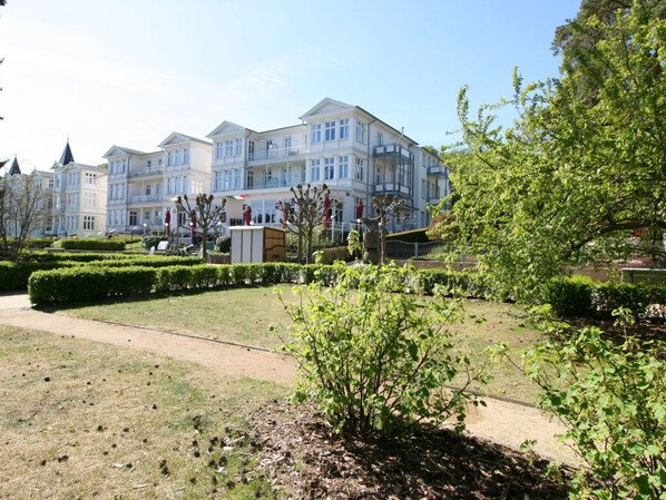 Pflanze, Himmel, Gebäude, Eigentum, Fenster, Grundstueck, Haus, Urban Design, Gras, Wohngebiet