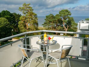 Nuage, Ciel, Arbre, Ombre, Design Urbain, Loisir, Mobilier De Jardin, Architecture Navale, Table, Toit