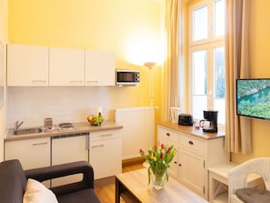 Möbel, Interior Design, Fussboden, Flooring, Zimmer, Wohnung, Wohnzimmer, Couch, Schreibtisch, Bilderrahmen