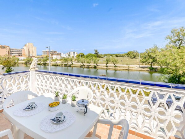 Ciel, Nuage, L'Eau, Bâtiment, Plante, Bleu Azur, Arbre, Piscine, Condominium, Ombre