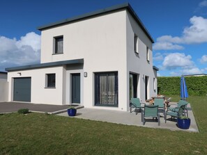 Himmel, Gebäude, Wolke, Fenster, Haus, Grundstueck, Tür, Gras, Schatten, Hütte